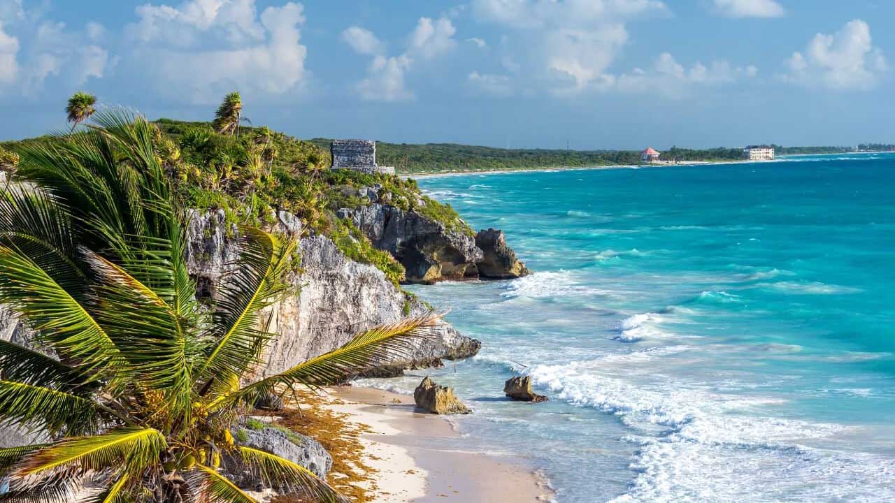 4 Descubre las playas de arena blanca, las ruinas mayas y la vibrante vida nocturna de Cancún.