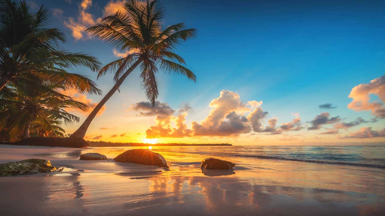 6 Descubre las playas de arena blanca, las ruinas mayas y la vibrante vida nocturna de Cancún.